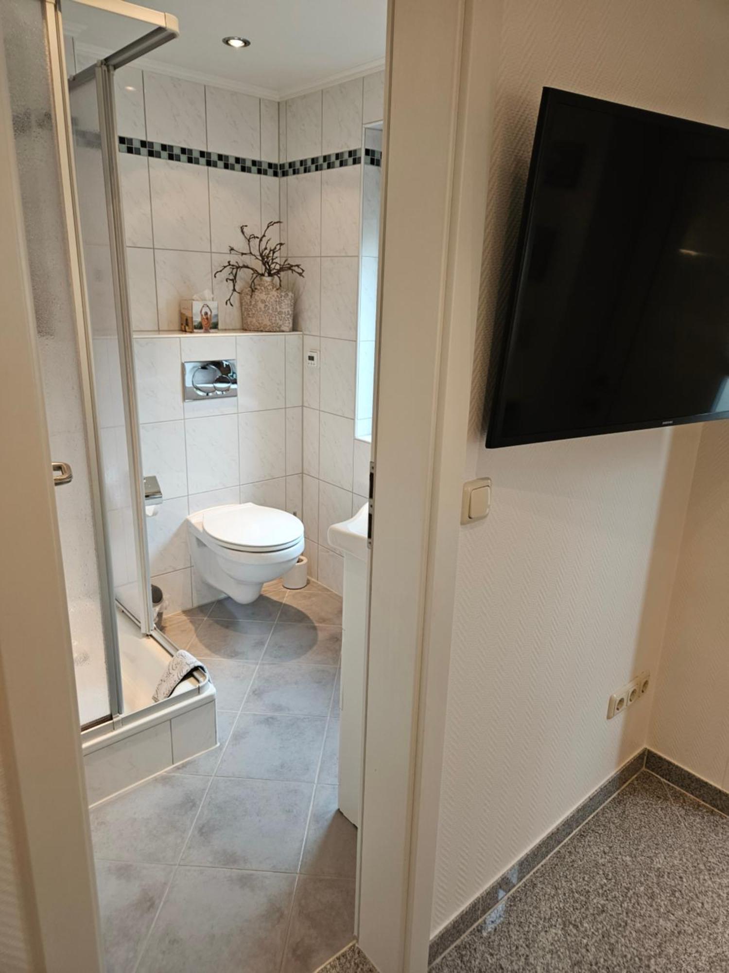 Standardzimmer Nahe Messe Und Airport デュッセルドルフ エクステリア 写真
